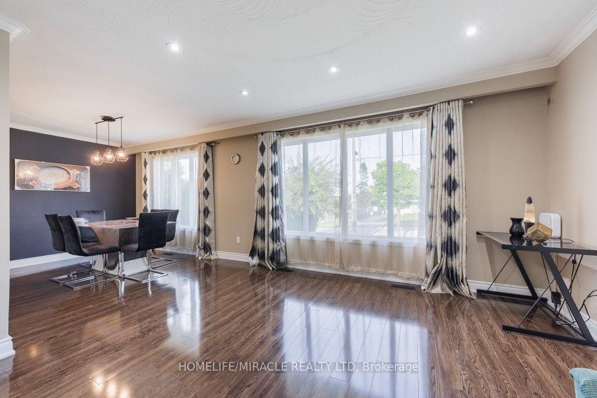 20 Mayhill Crescent • Toronto, ON photo 8