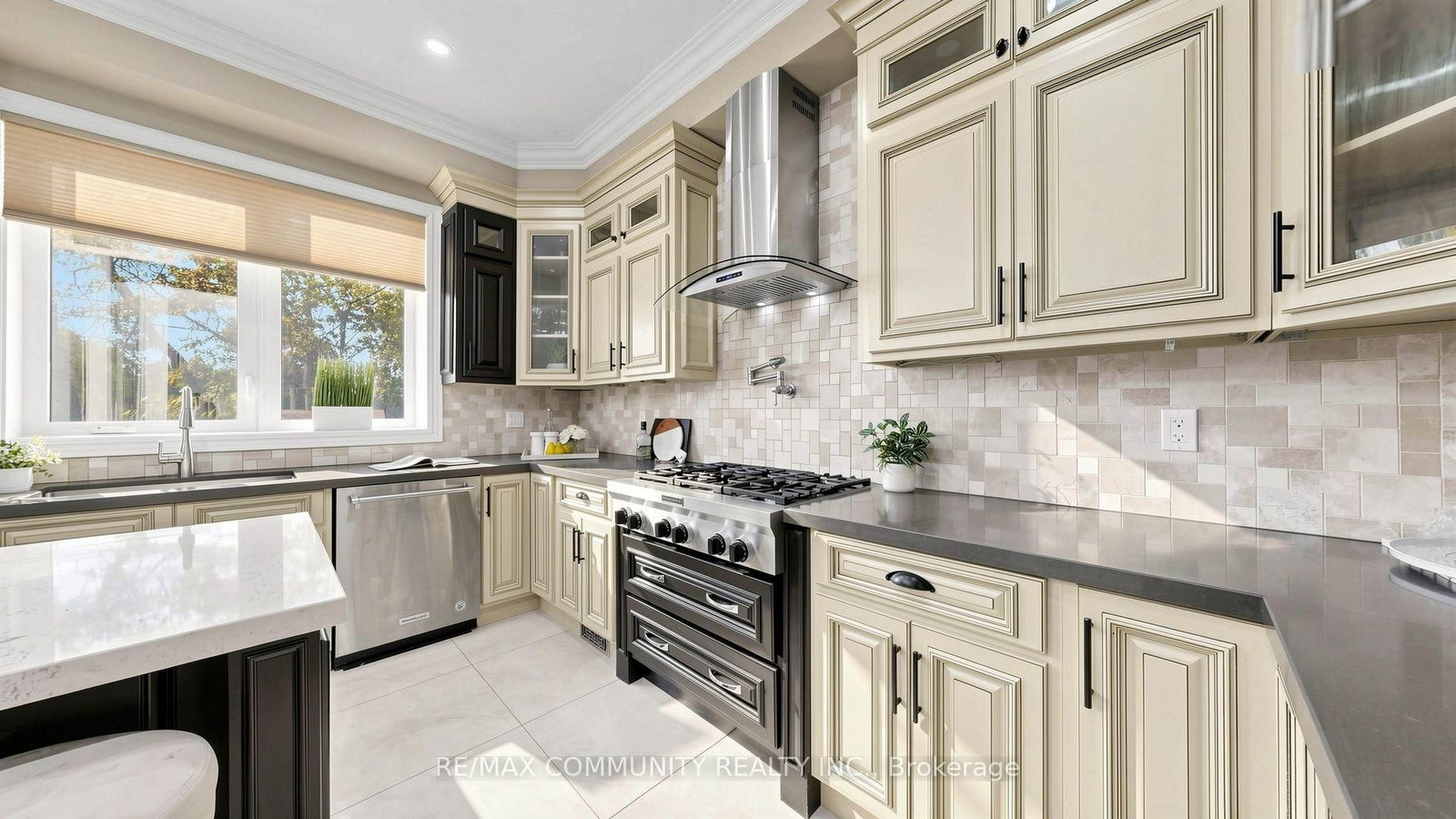 118 Harewood Avenue • Toronto, ON photo 16