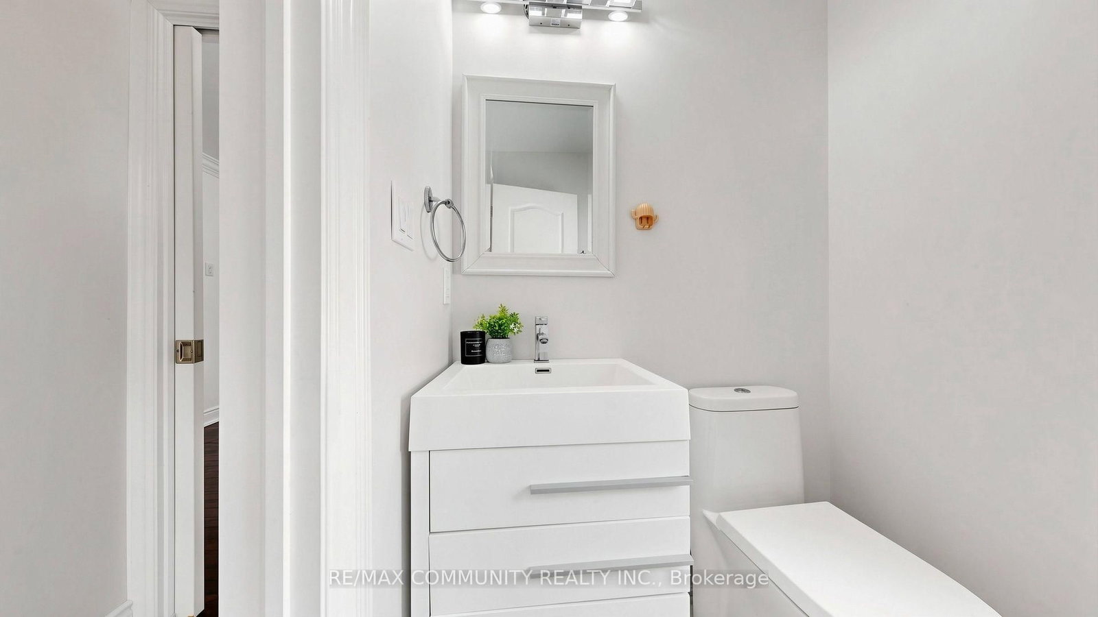 118 Harewood Avenue • Toronto, ON photo 32