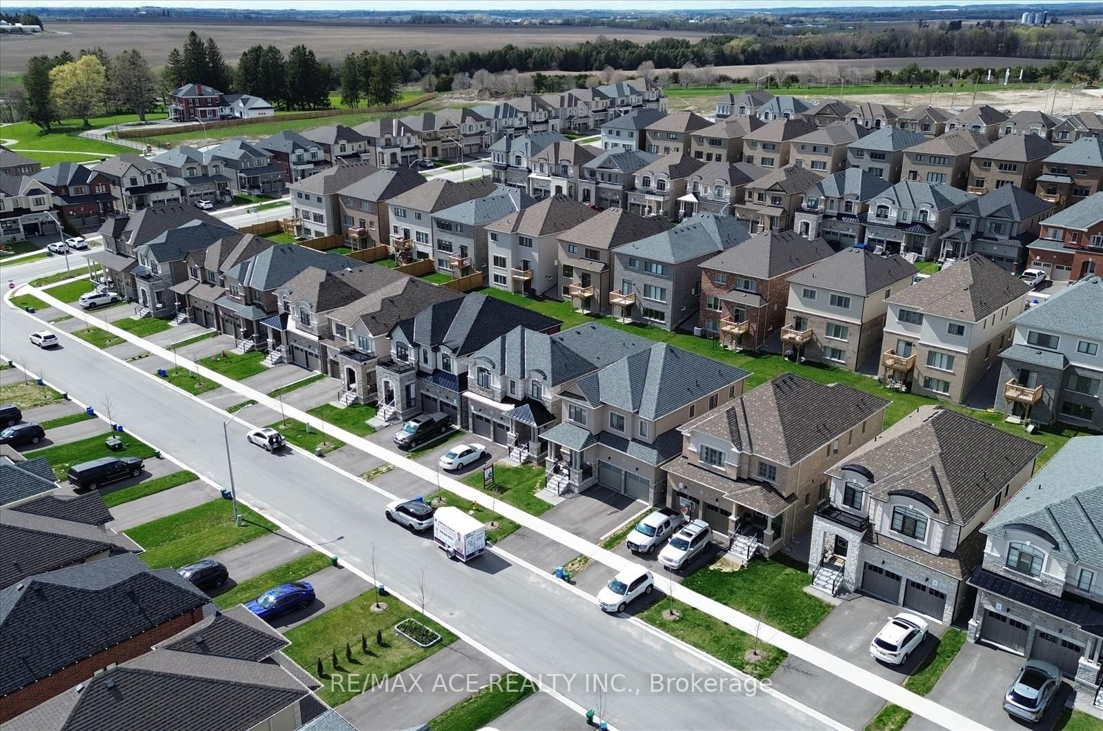 218 Flood Avenue • Clarington, ON photo 2