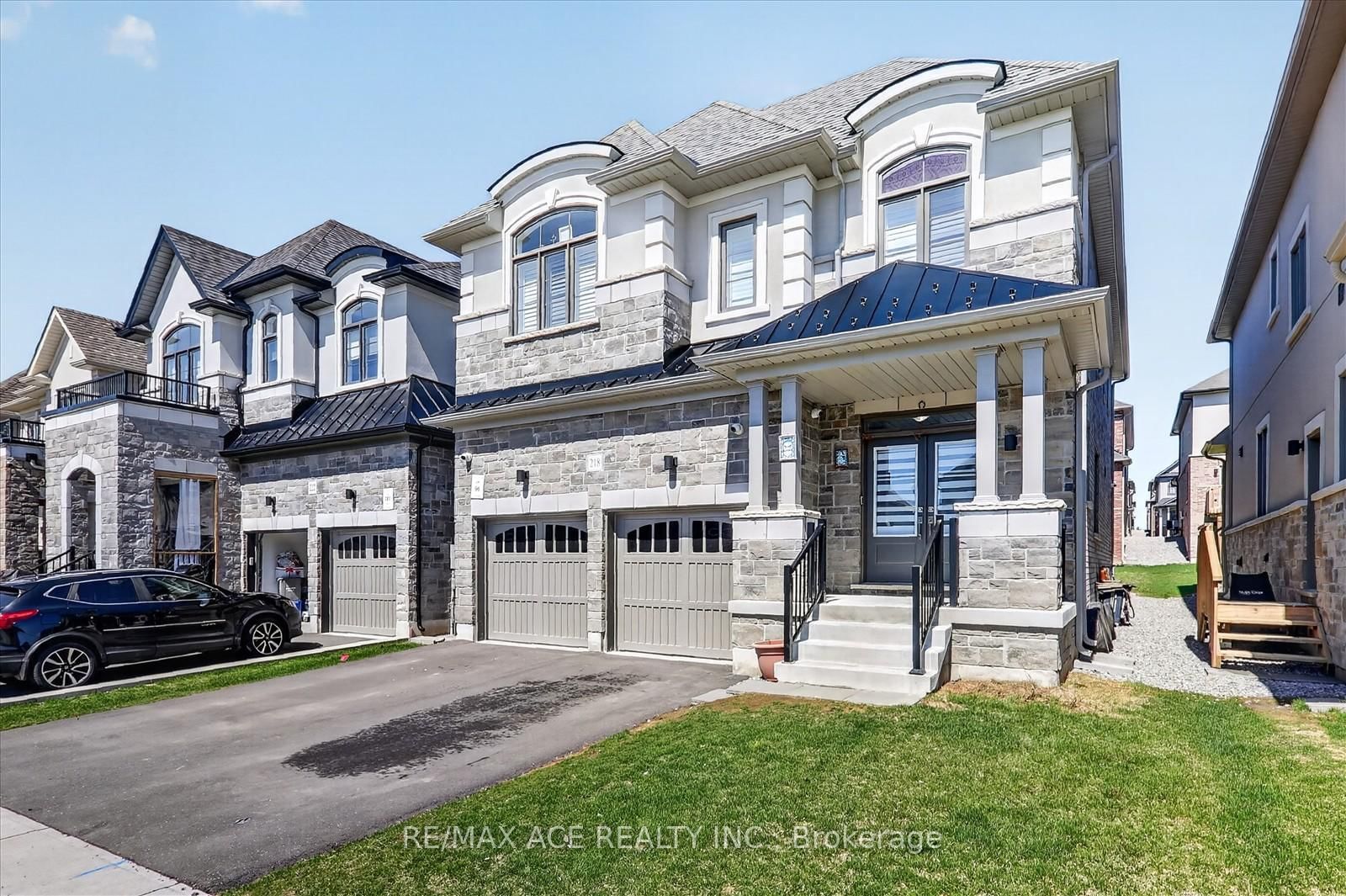 218 Flood Avenue • Clarington, ON photo 3
