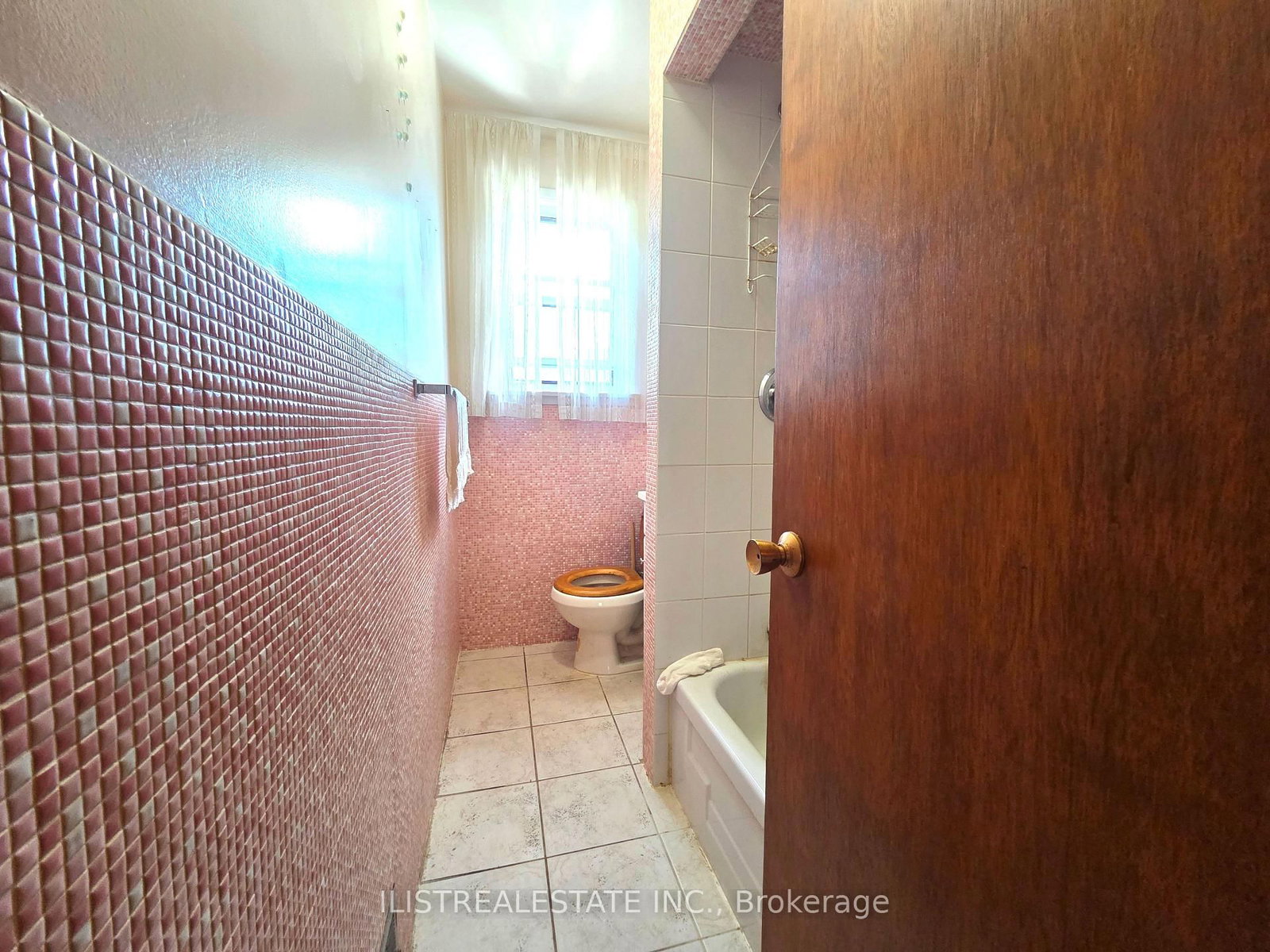 213 Blantyre Avenue • Toronto, ON photo 14
