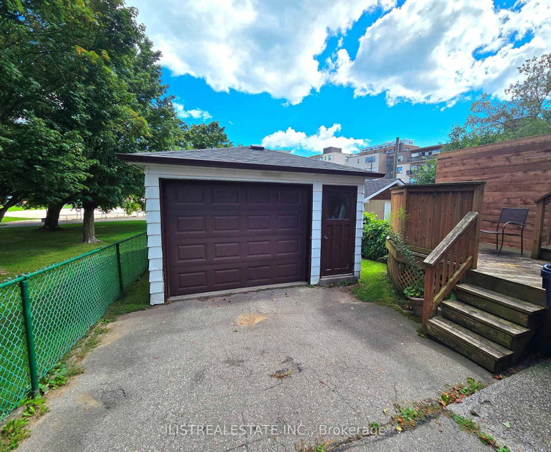 213 Blantyre Avenue