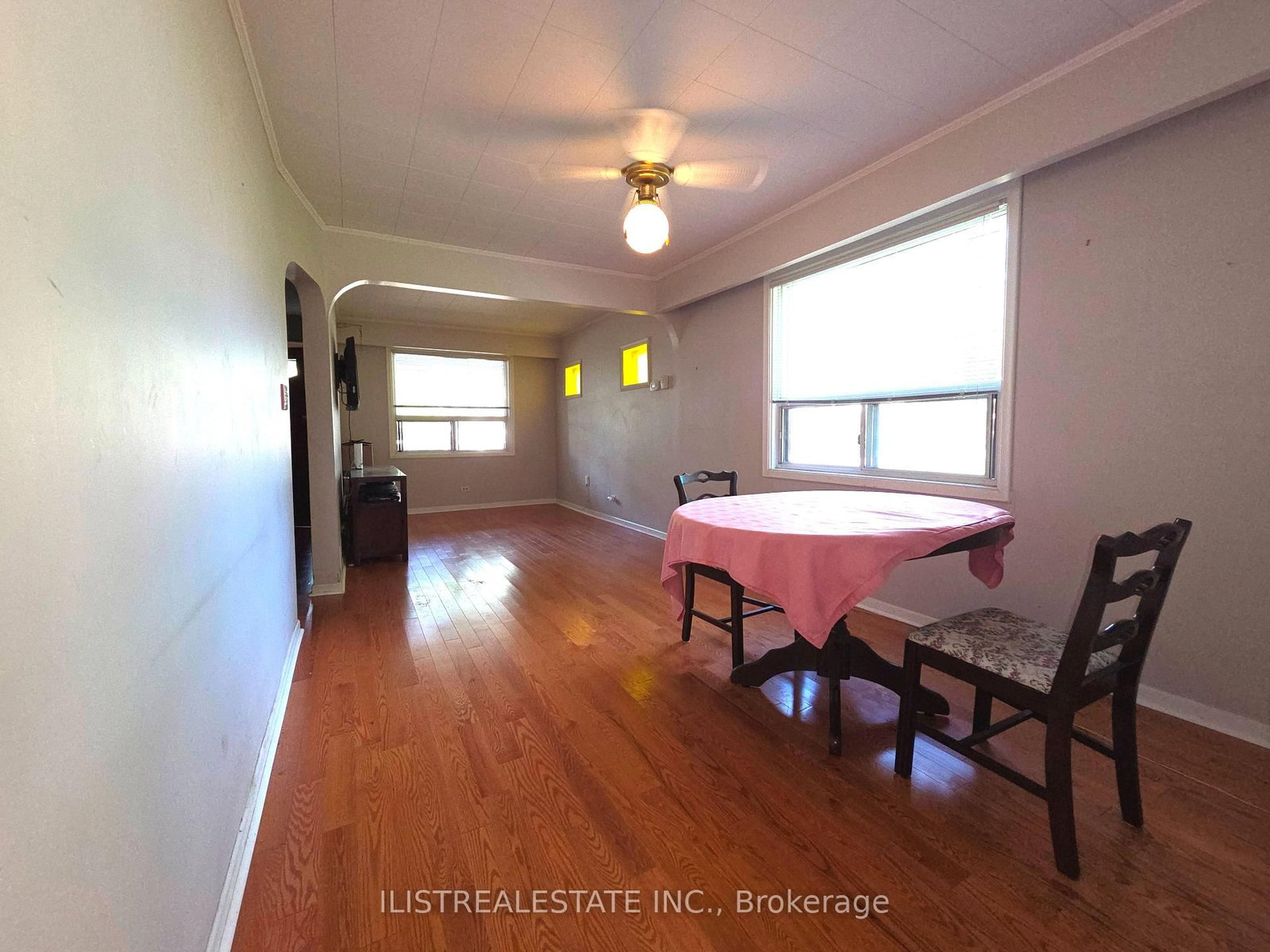 213 Blantyre Avenue • Toronto, ON photo 5
