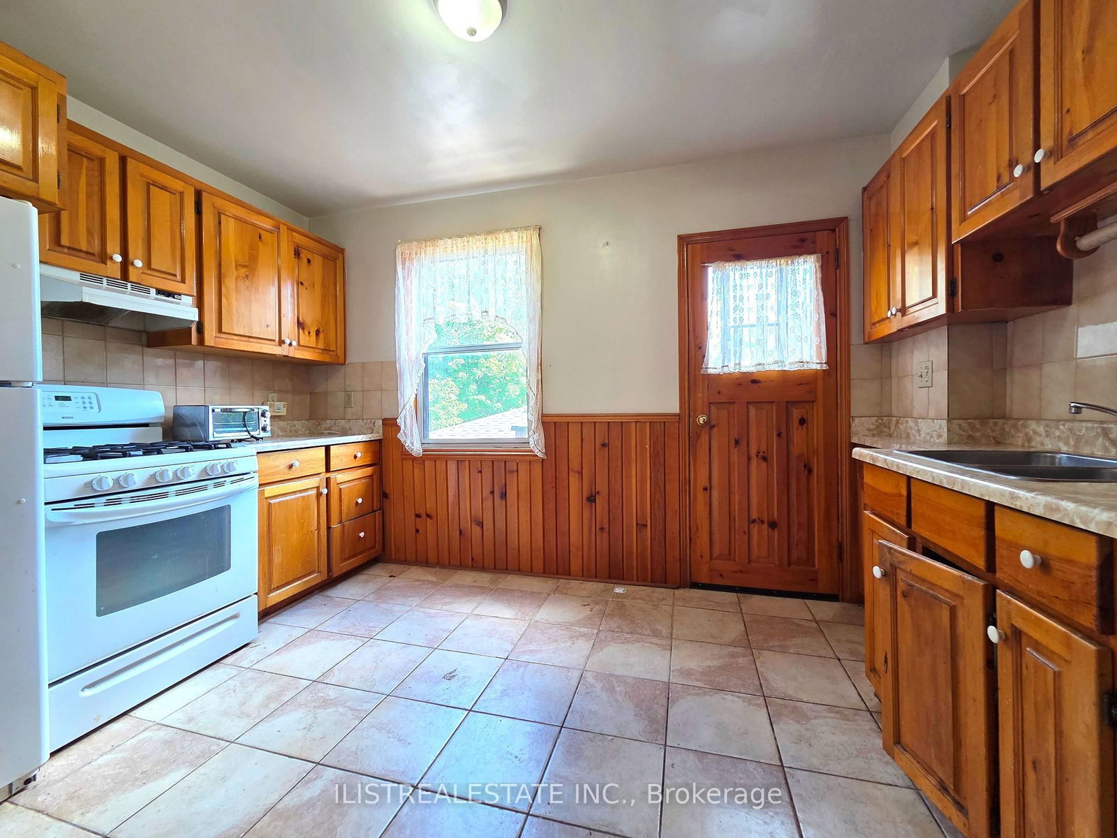 213 Blantyre Avenue • Toronto, ON photo 6