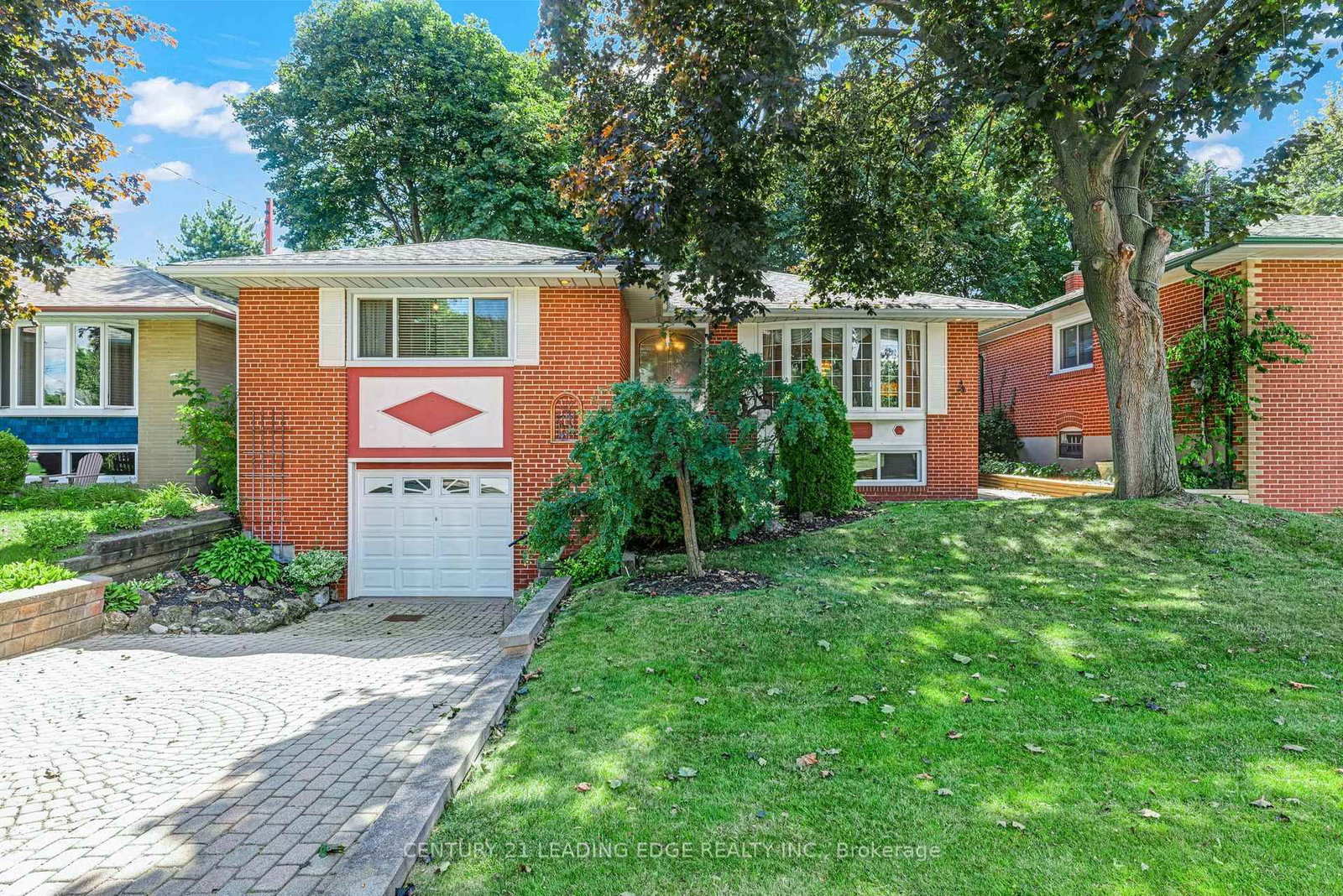 39 Wantanopa Crescent • Toronto, ON photo 2