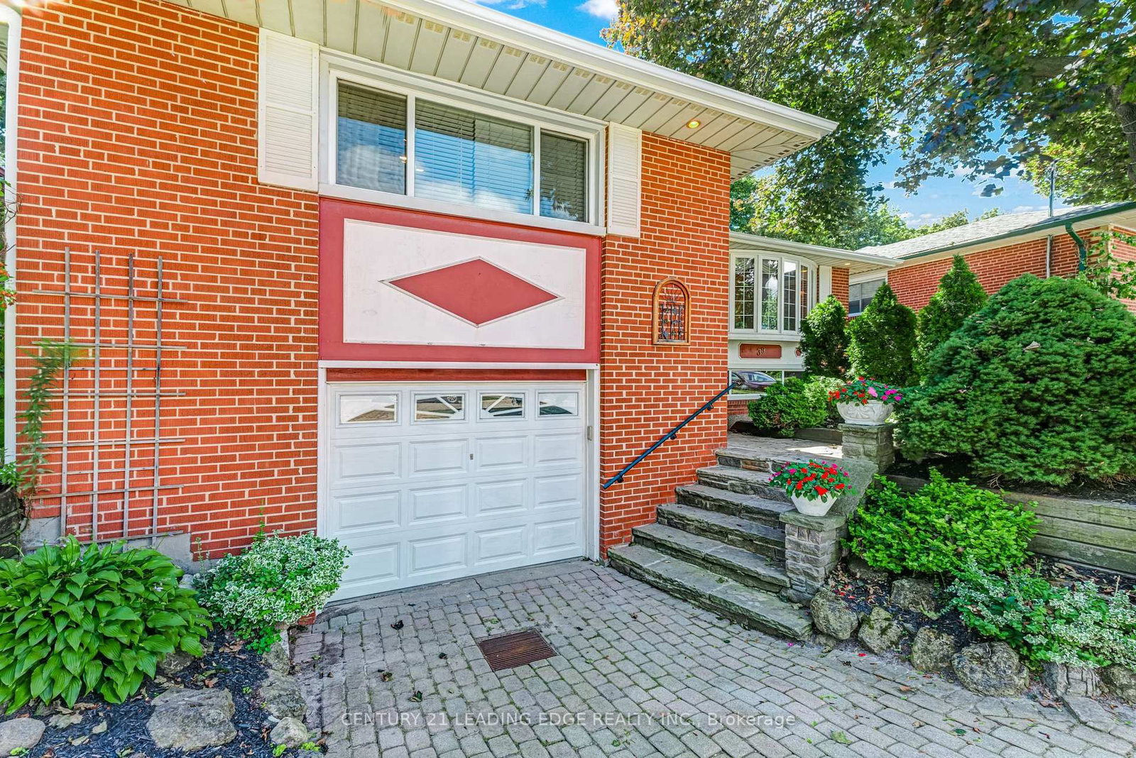 39 Wantanopa Crescent • Toronto, ON photo 4