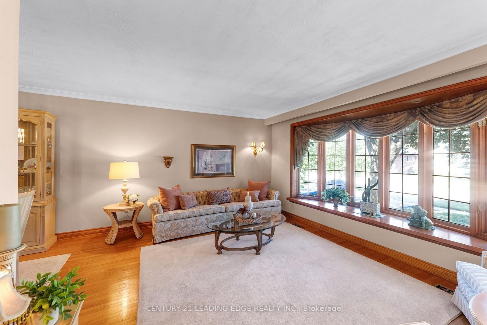 39 Wantanopa Crescent • Toronto, ON photo 9