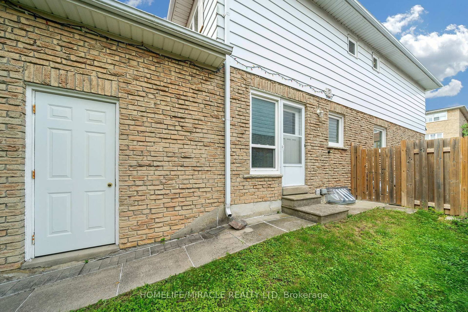 28 Rooksnest Trail • Toronto, ON photo 10