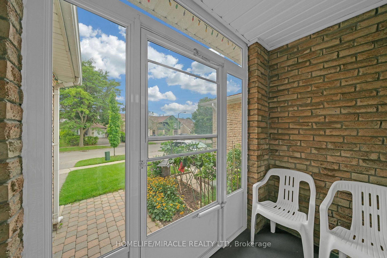 28 Rooksnest Trail • Toronto, ON photo 9
