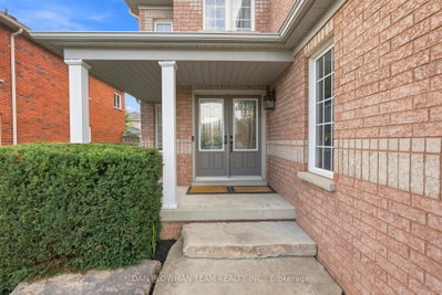 102 Southfield Avenue • Clarington, ON photo 4
