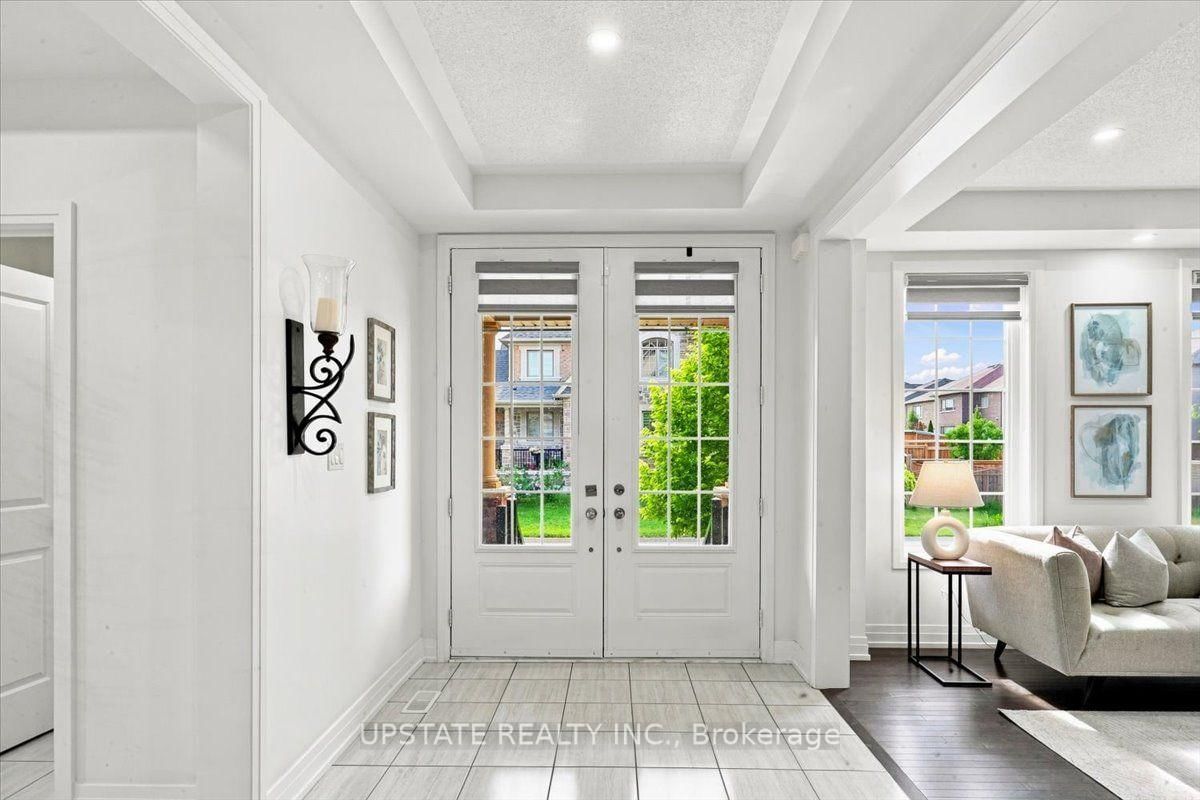 18 Blenheim Circle • Whitby, ON photo 4