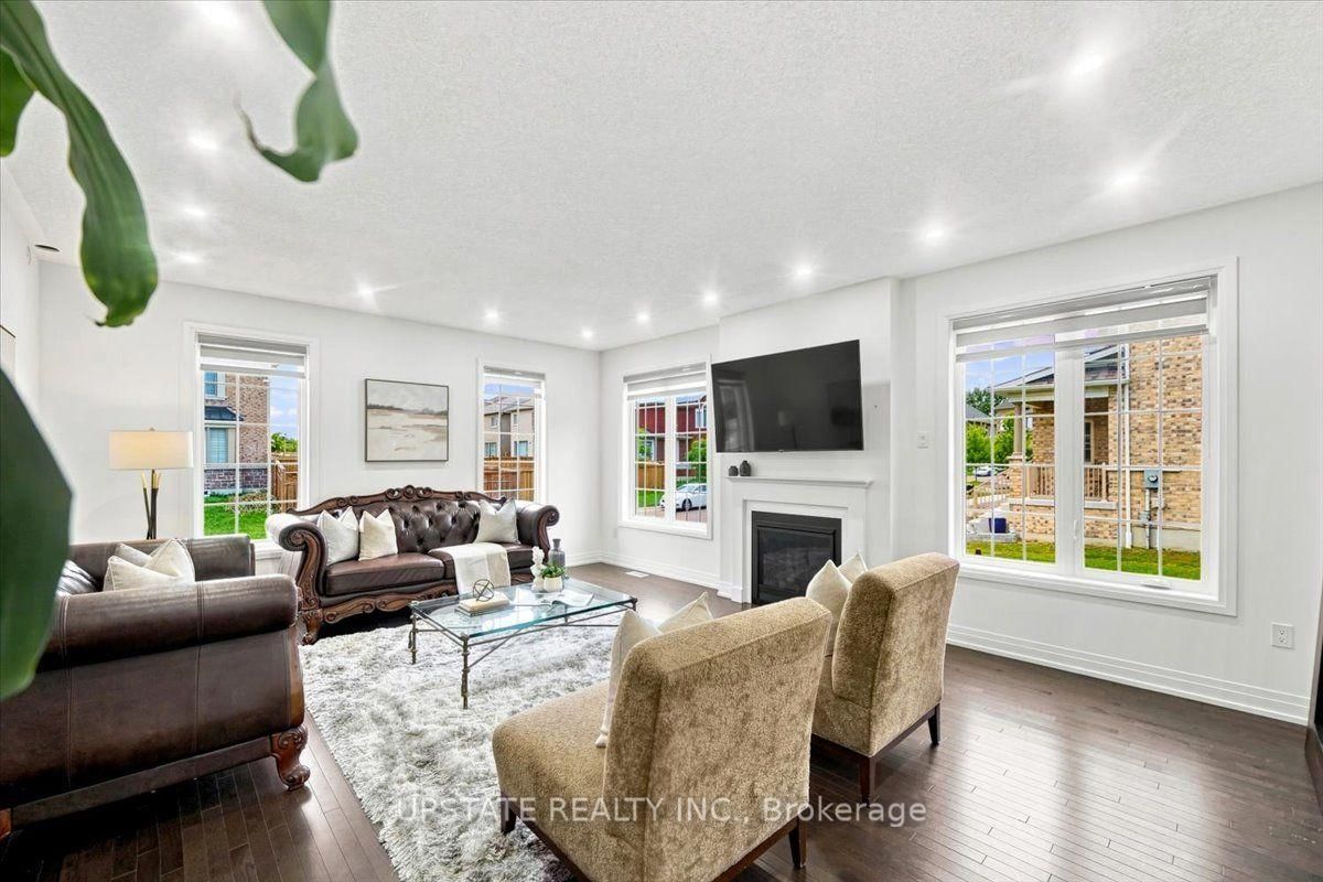 18 Blenheim Circle • Whitby, ON photo 7