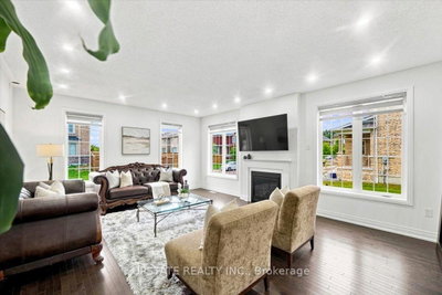 18 Blenheim Circle • Whitby, ON photo 7
