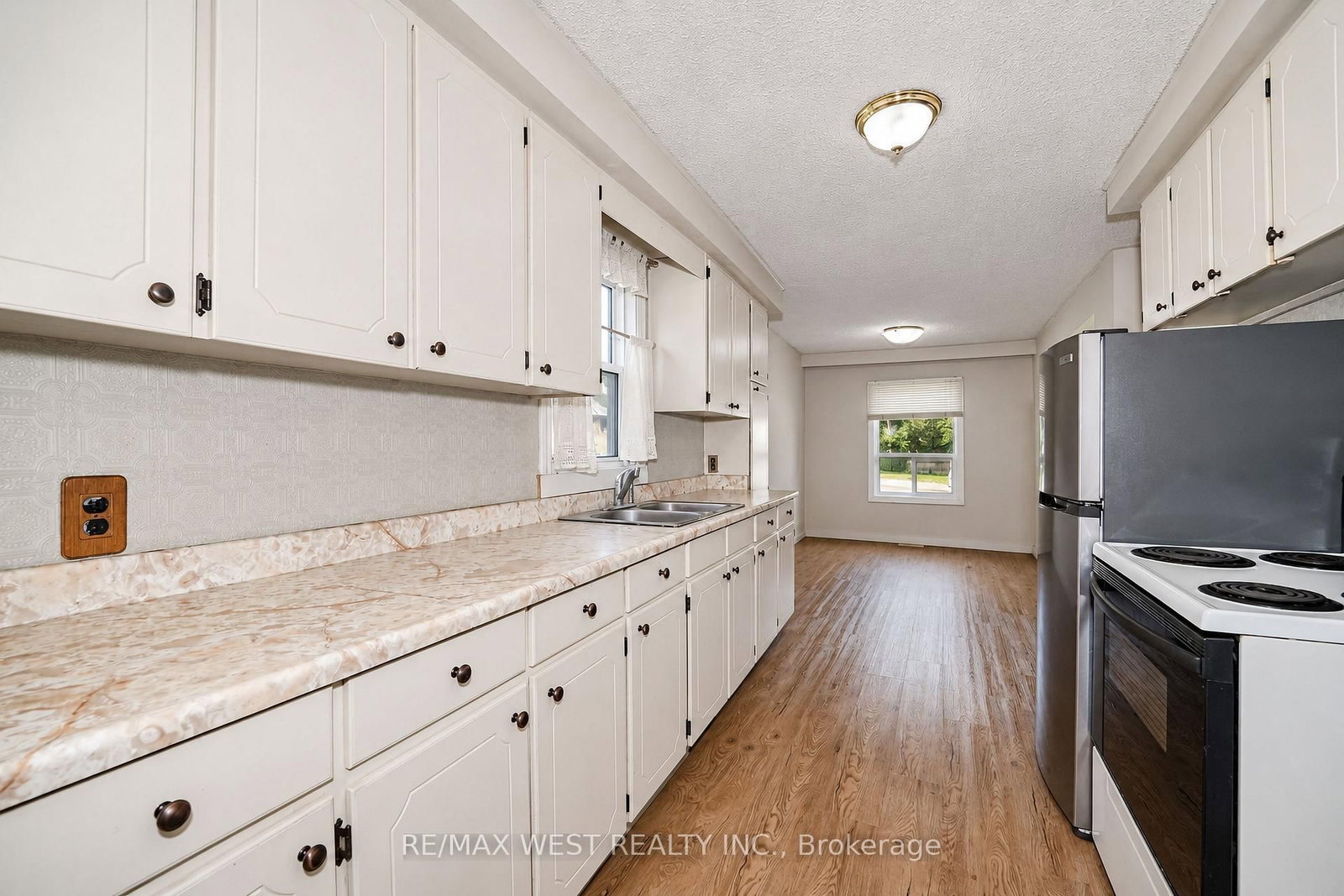 489 Dean Avenue • Oshawa, ON photo 6