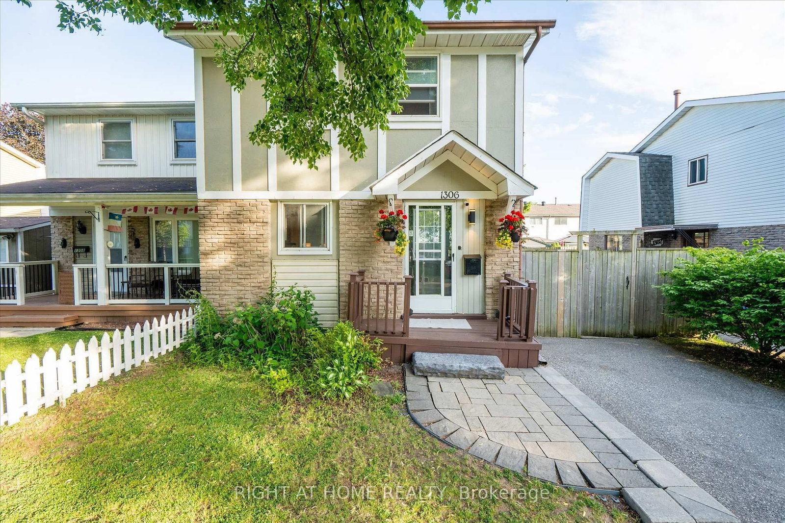 1306 Fenelon Crescent • Oshawa, ON photo 2