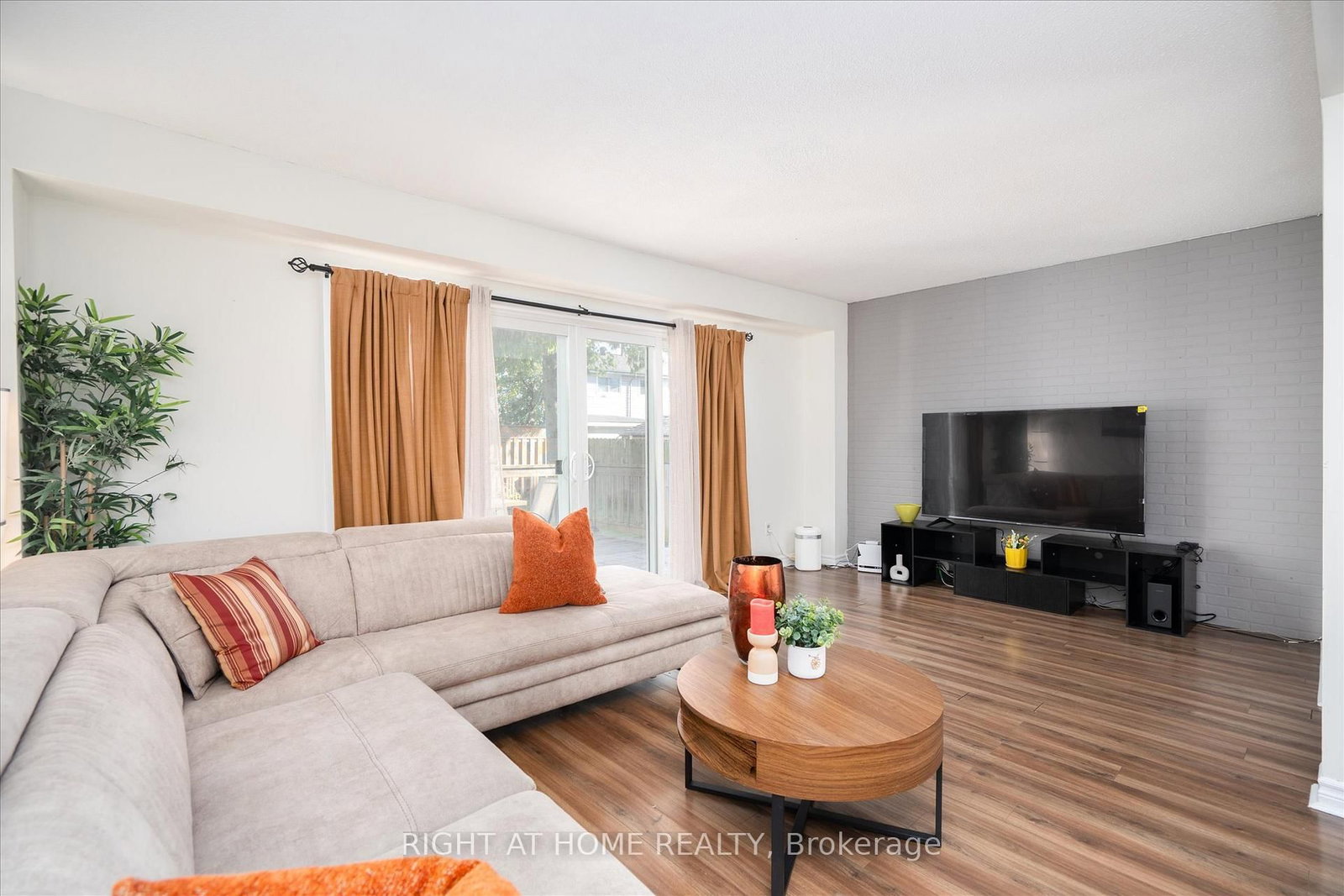 1306 Fenelon Crescent • Oshawa, ON photo 9