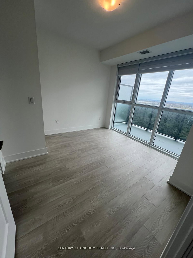2312 - 2545 Simcoe Street N