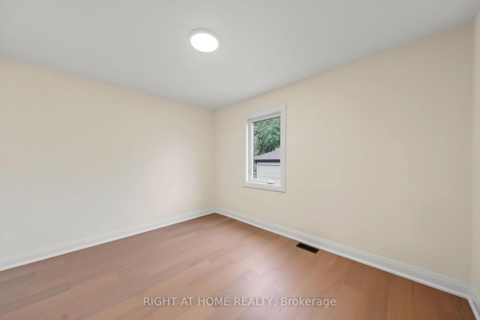 1008 Kennedy Road • Toronto, ON photo 16