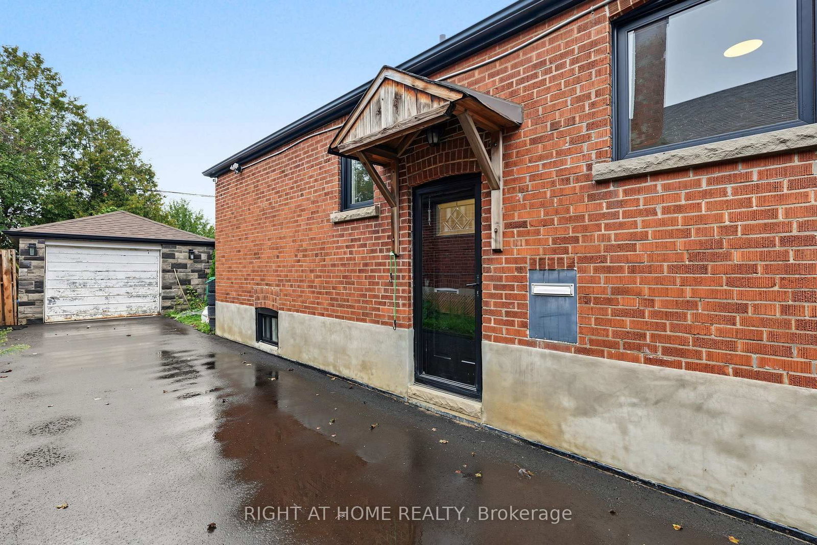 1008 Kennedy Road • Toronto, ON photo 19