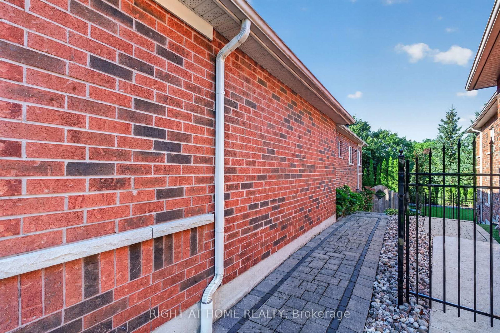 8 Branthaven Court • Whitby, ON photo 40