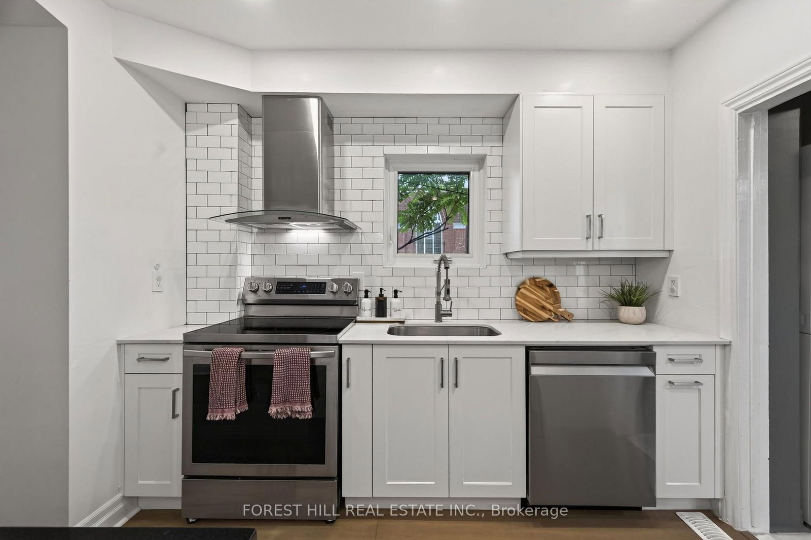 1040 Woodbine Avenue • Toronto, ON photo 15