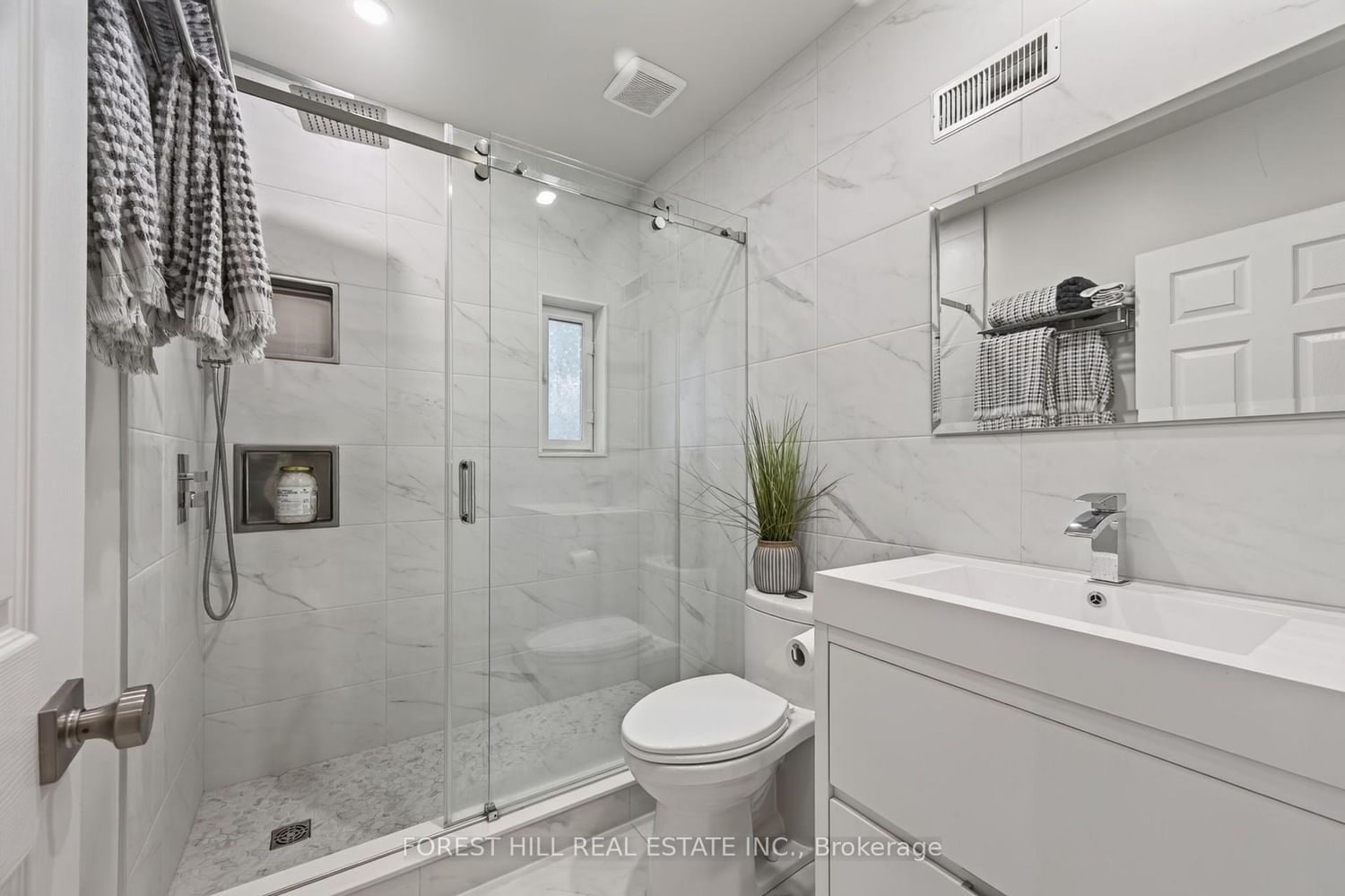 1040 Woodbine Avenue • Toronto, ON photo 27