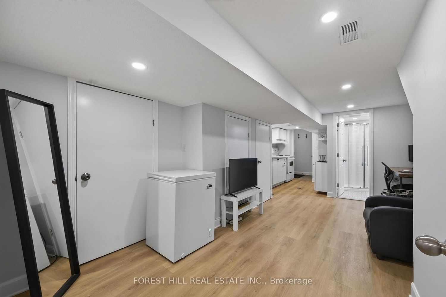 1040 Woodbine Avenue • Toronto, ON photo 34