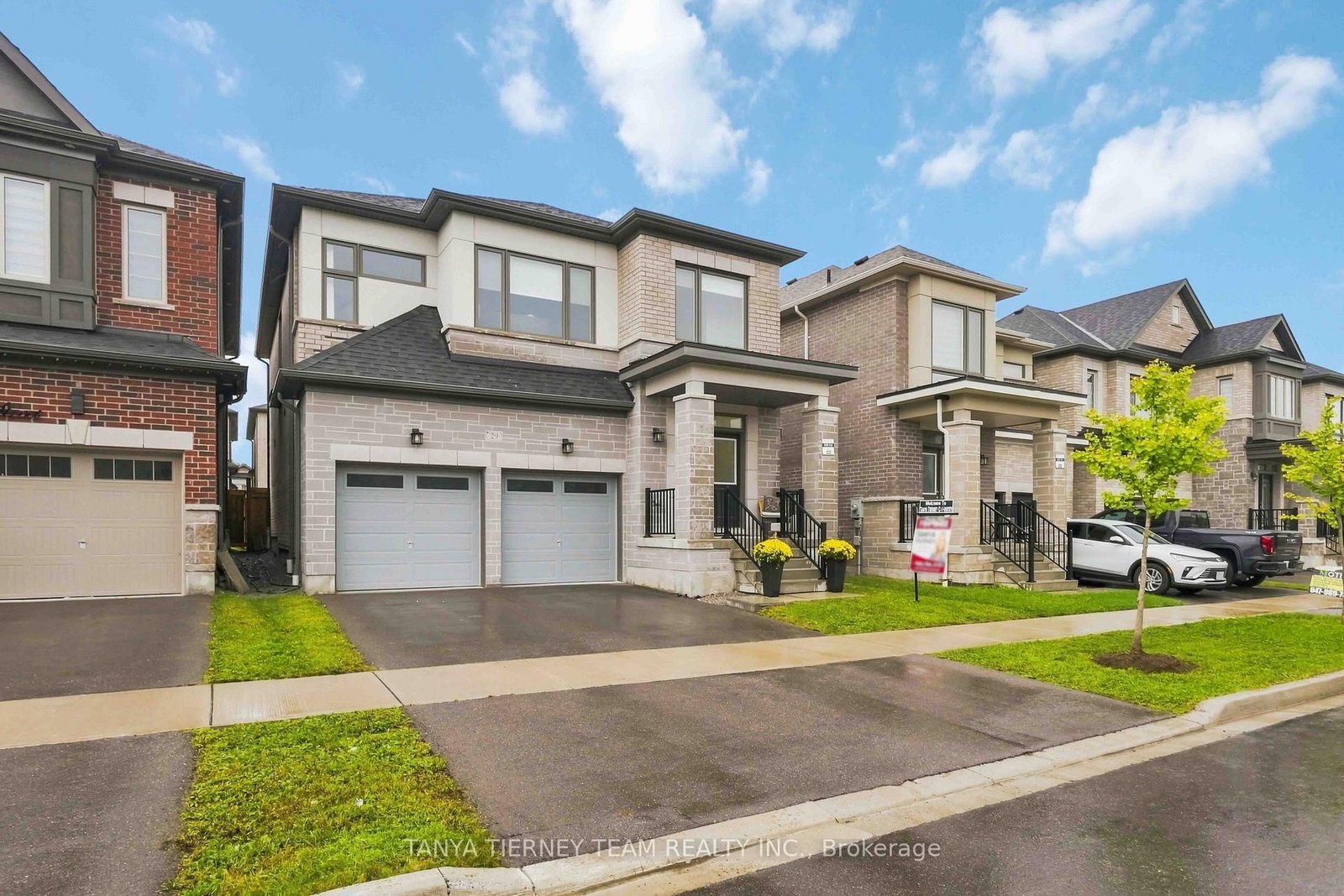 29 Vickery Street • Whitby, ON photo 2