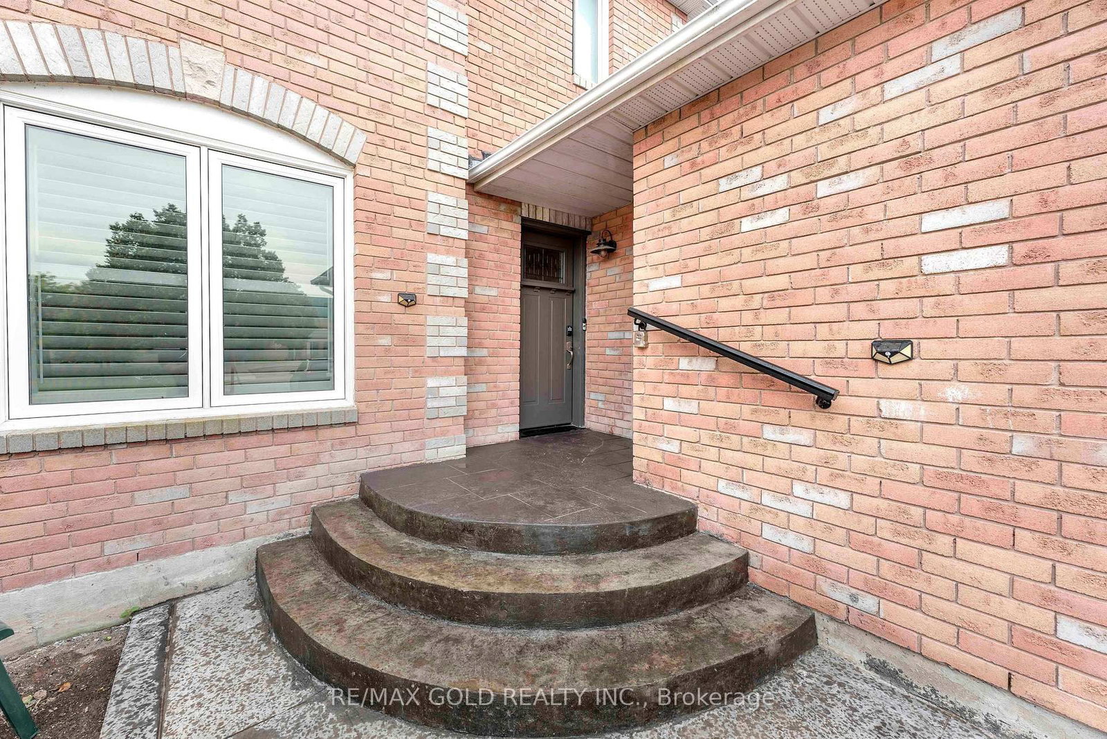 299 Delaney Drive • Ajax, ON photo 2