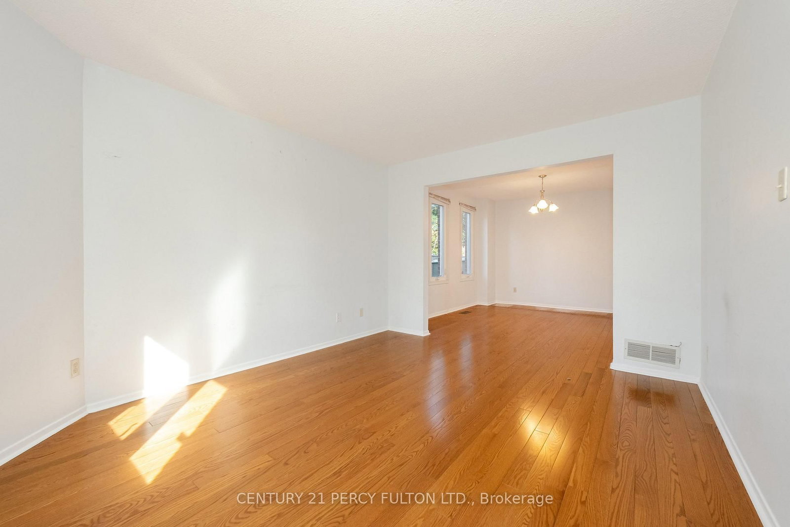 2 pennybrook Lane • Toronto, ON photo 2