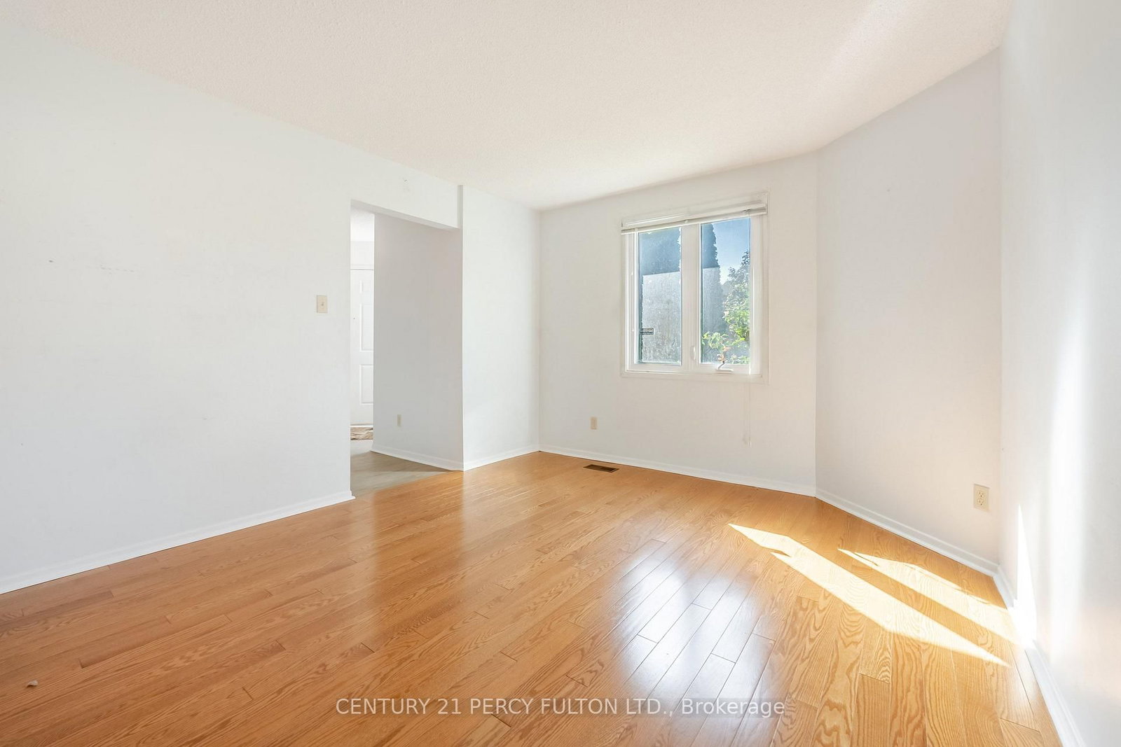 2 pennybrook Lane • Toronto, ON photo 3