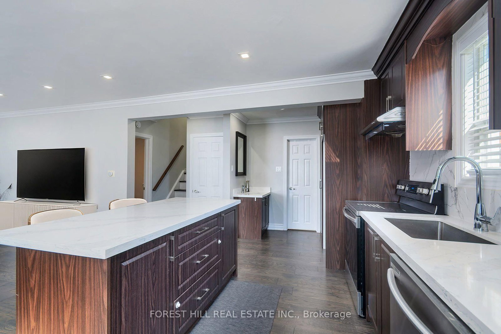 32 Stamford Square N • Toronto, ON photo 8