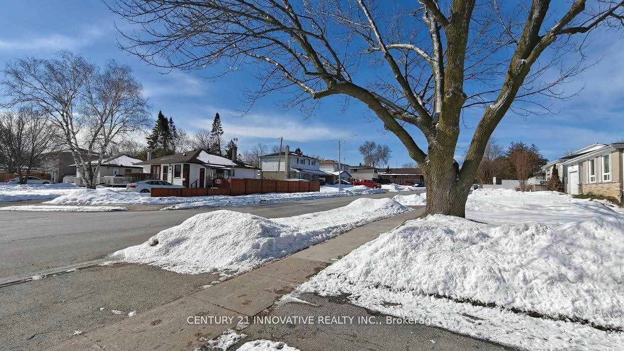 748 Krosno Boulevard • Pickering, ON photo 2