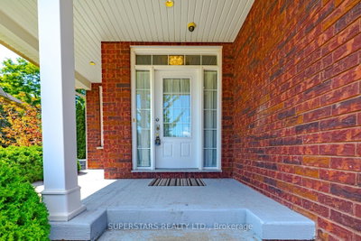 10 Thistledown Crescent • Whitby, ON photo 5