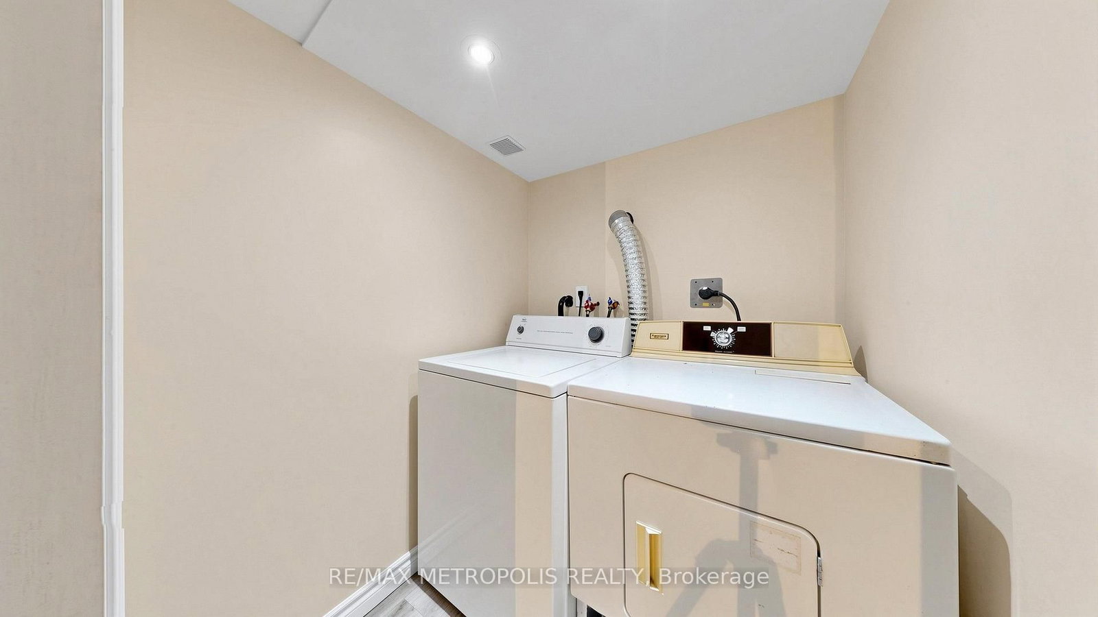 10 Davidson Avenue • Toronto, ON photo 37