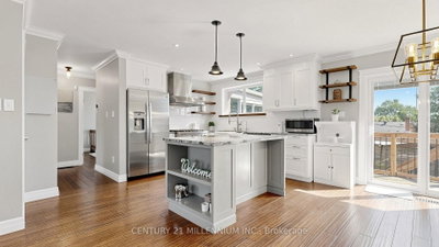 938 Greenwood Crescent • Whitby, ON photo 3