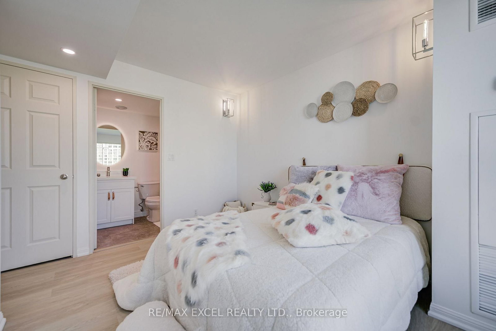 8 Lee Centre Drive • #1706 • Toronto, ON photo 35