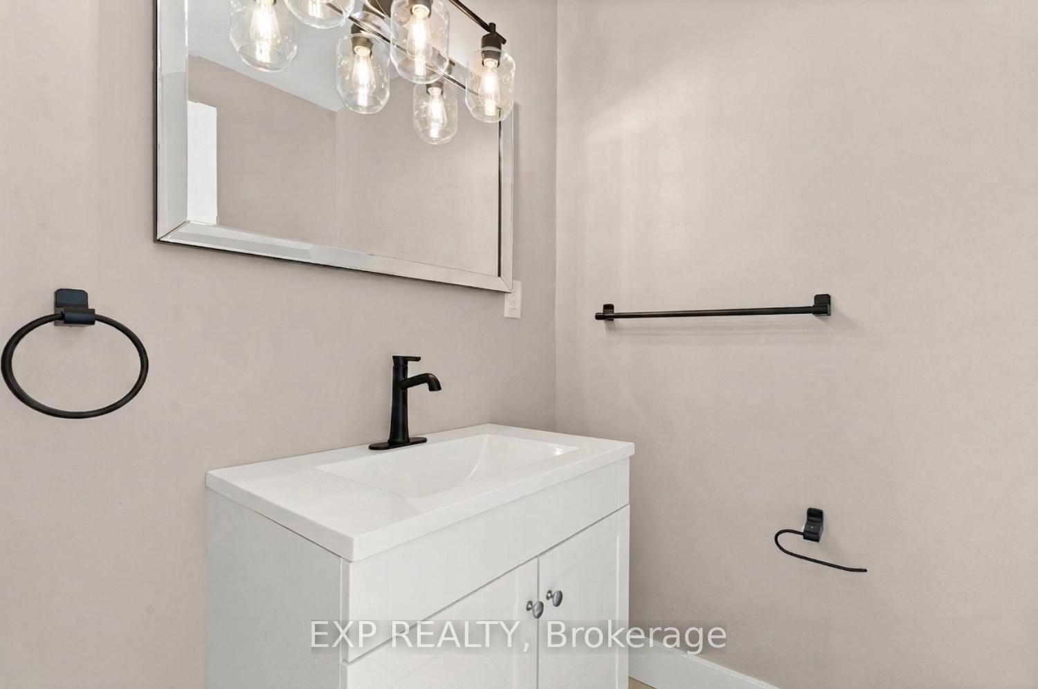 780 Oxford Street • Oshawa, ON photo 10