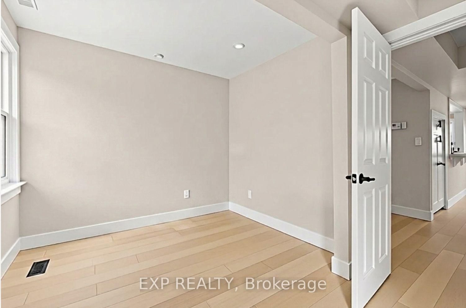 780 Oxford Street • Oshawa, ON photo 8