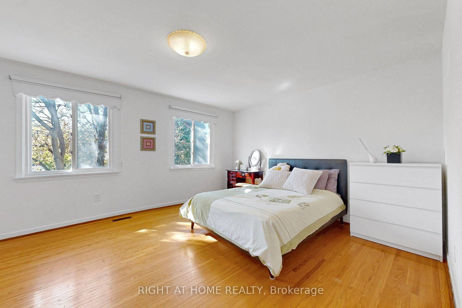 77 PEBBLEHILL Square • Toronto, ON photo 10