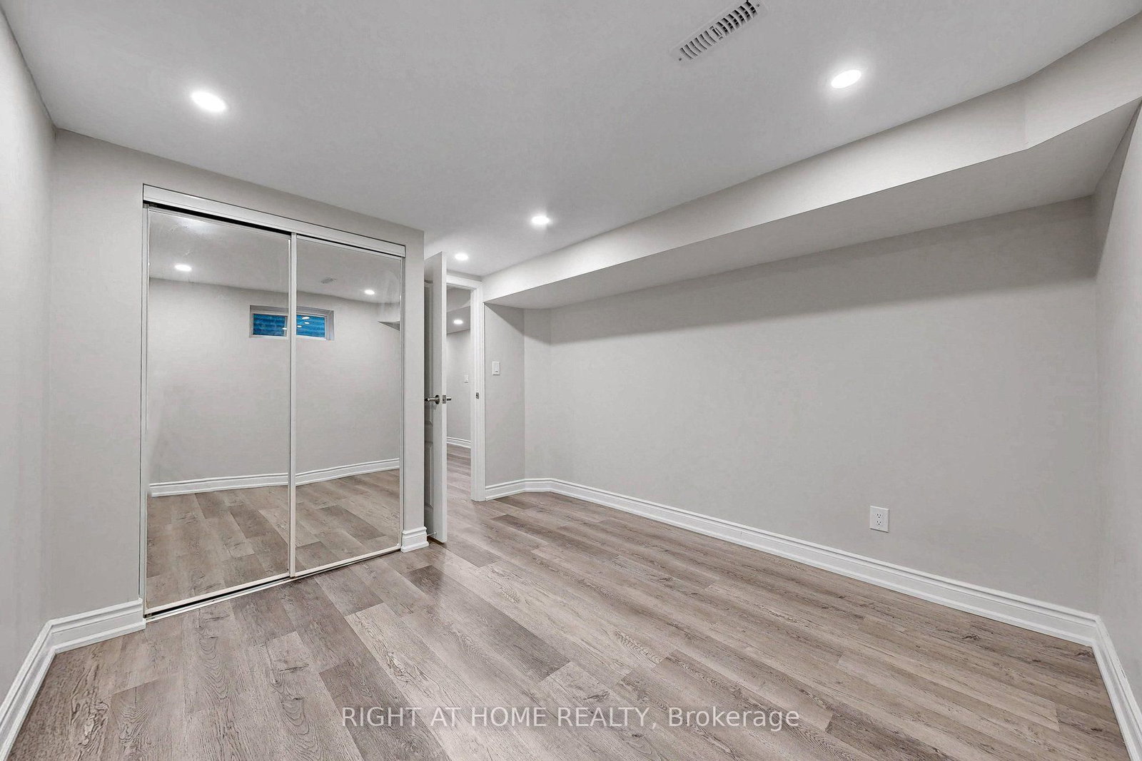 77 PEBBLEHILL Square • Toronto, ON photo 22