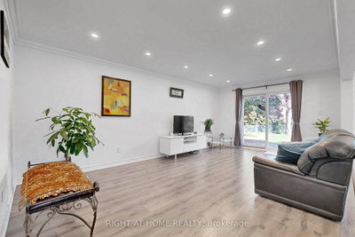 77 PEBBLEHILL Square • Toronto, ON photo 3