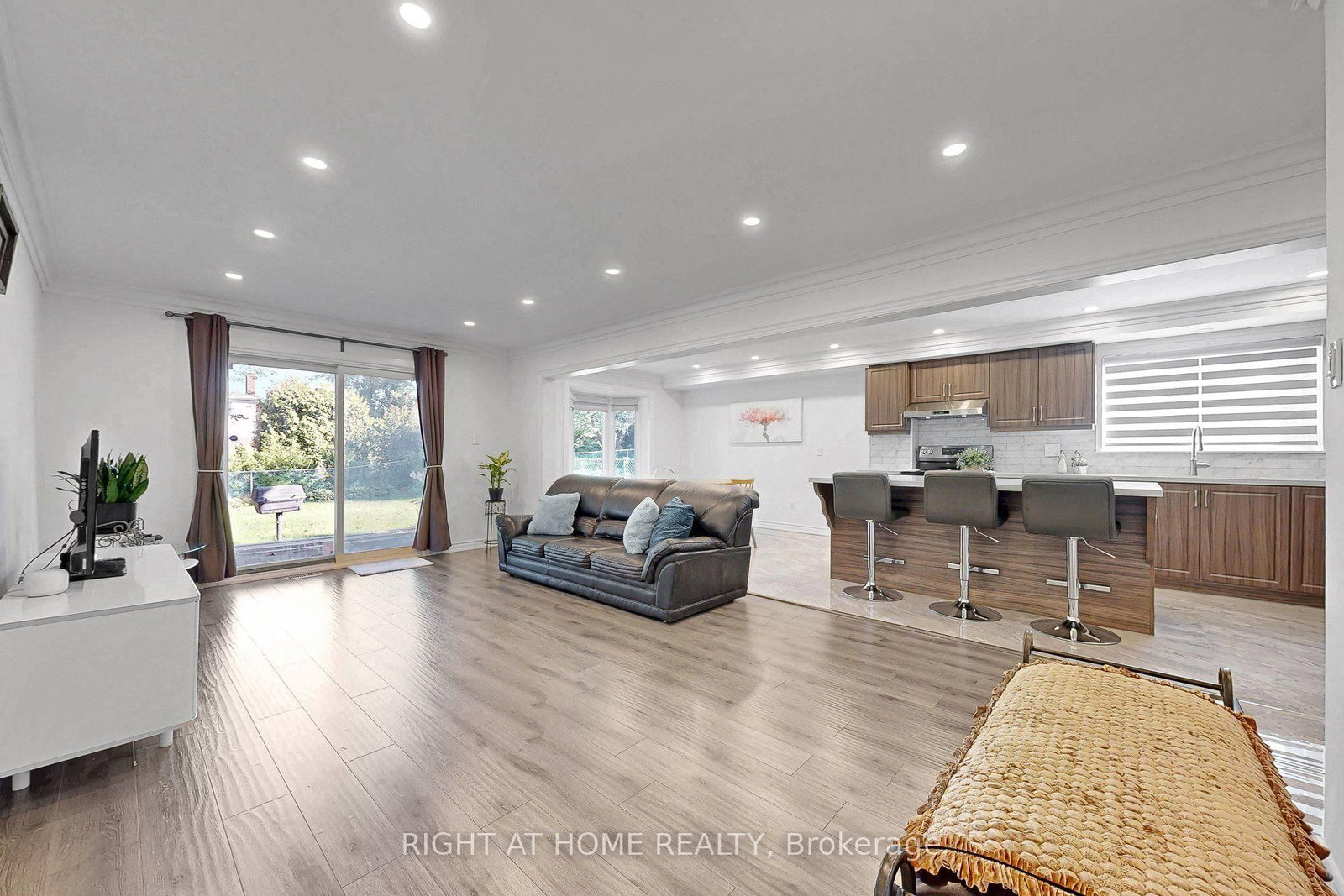 77 PEBBLEHILL Square • Toronto, ON photo 4
