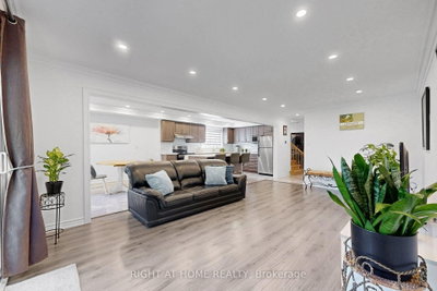 77 PEBBLEHILL Square • Toronto, ON photo 5