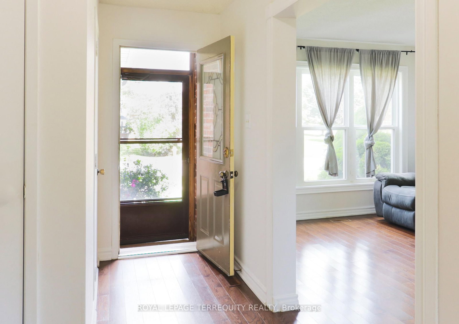 104 Gates Crescent • Ajax, ON photo 4