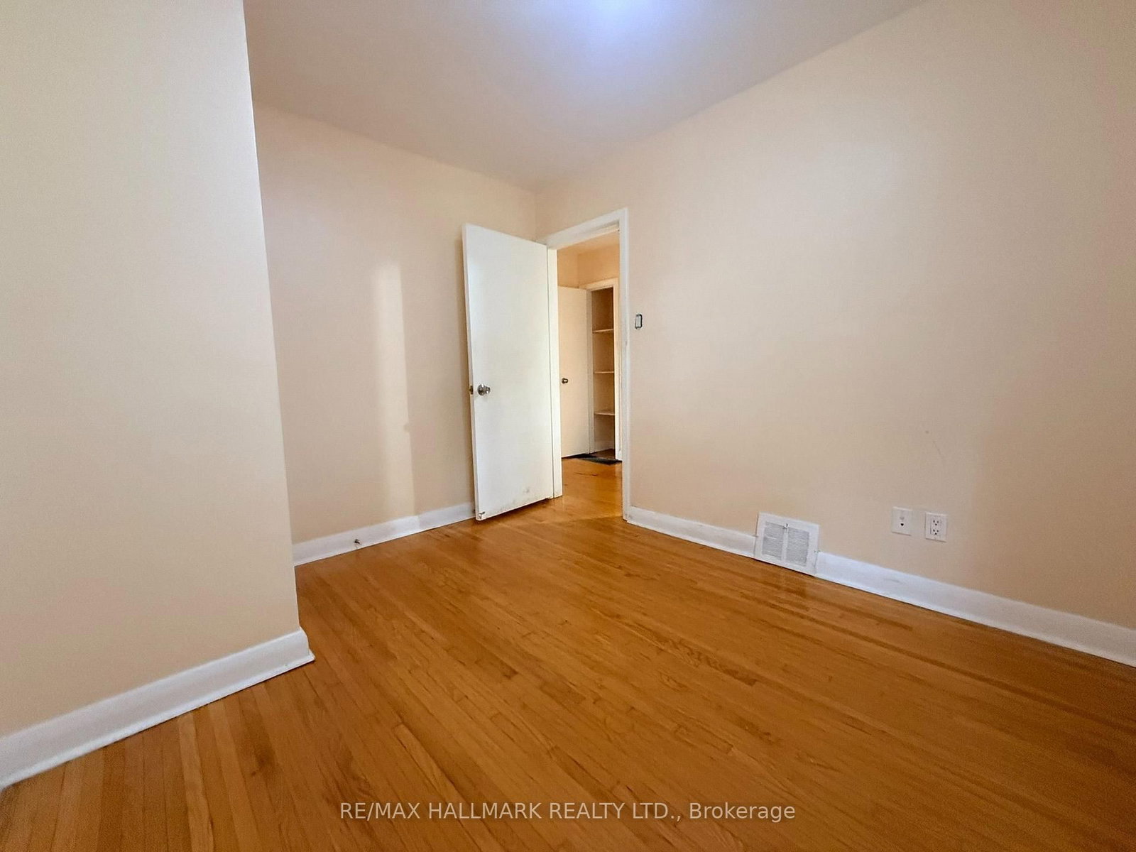 14 Lombardy Crescent • Toronto, ON photo 8