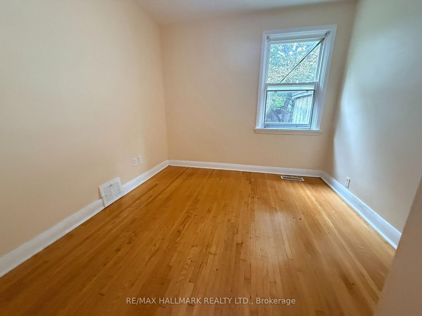 14 Lombardy Crescent • Toronto, ON photo 9