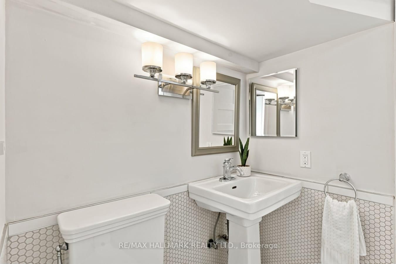 15 Redwood Avenue • Toronto, ON photo 29