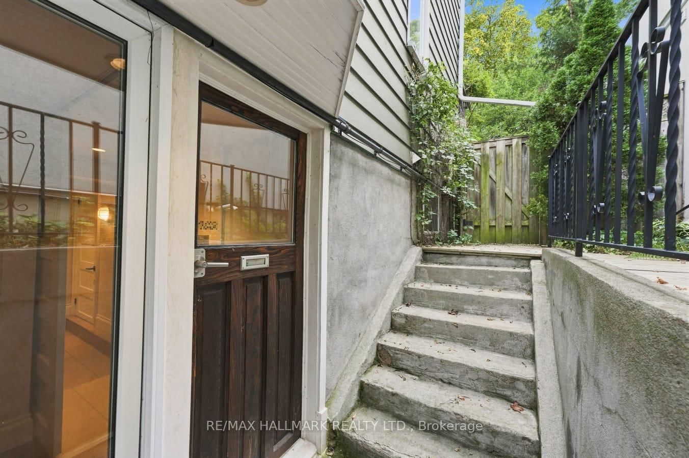 15 Redwood Avenue • Toronto, ON photo 33